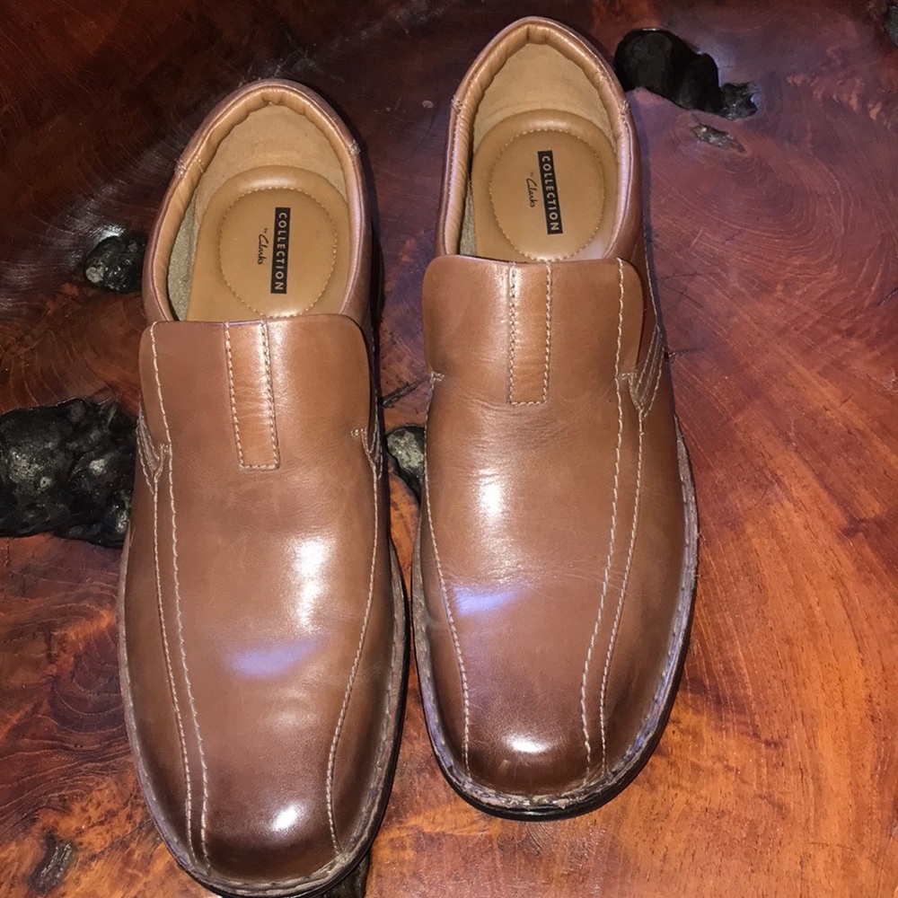 Mens Clark’s soft cushion slip on leather shoes. Size 11.